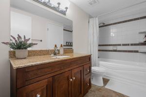 4 Bed Charming and Cozy Lynn Valley Suite