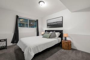4 Bed Charming and Cozy Lynn Valley Suite