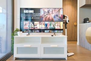 Modern Central 1BR Apt in Rundle Mall w Gym
