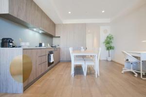 Modern Central 1BR Apt in Rundle Mall w Gym