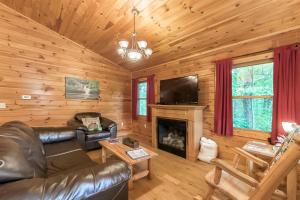 Whispering Pine Cozy Cabin with Hot Tub & Views
