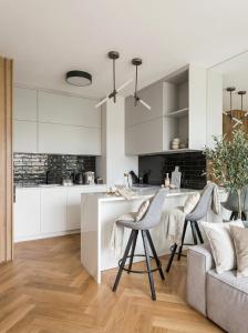 Golden Apartments Warsaw - Luxury 2-Bedroom, Mennica Residence&166