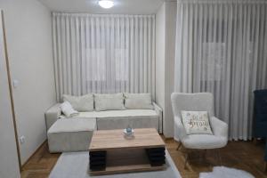 Borov kutak-terasa sa pogledom na borovu sumu