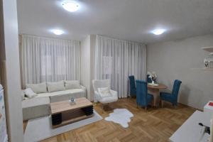Borov kutak-terasa sa pogledom na borovu sumu