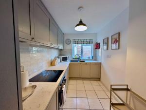 Surbiton Gem 5 Min to Station & Free Parking
