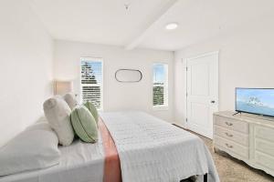 Top floor corner condo with UNREAL views of Commencement Bay DT Tacoma skyline
