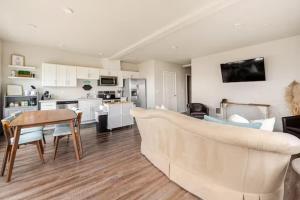 Top floor corner condo with UNREAL views of Commencement Bay DT Tacoma skyline
