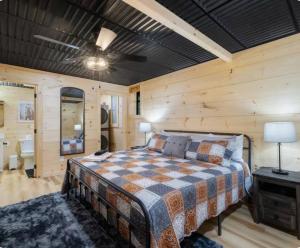 Hot Tub + Game Room | Pet Friendly |10 min to town