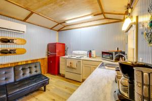 Ramp Entry! Quaint Cottage Near Greers Ferry Lake