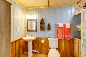 Ramp Entry! Quaint Cottage Near Greers Ferry Lake