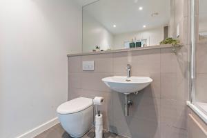 Wembley 2 Bed Skyline Views Sleeps 8 Pool Table