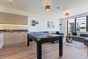 Wembley 2 Bed Skyline Views Sleeps 8 Pool Table