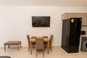 Amplia Suite Moderna con balcón cerca al mar