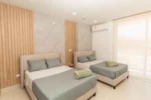 Exclusiva suite moderna con balcón cerca al mar