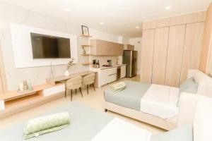 Exclusiva suite moderna con balcón cerca al mar