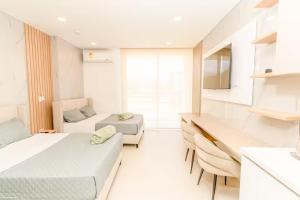 Exclusiva suite moderna con balcón cerca al mar