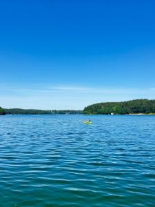 Karmelowe Domki Kaszuby, z jacuzzi na tarasie z widokiem na jezioro