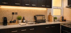 Serene Parkside 1 BR retreat- Private Balcony