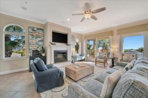 3B Beachfront Condo - Heated Pool & 18ft Balcony