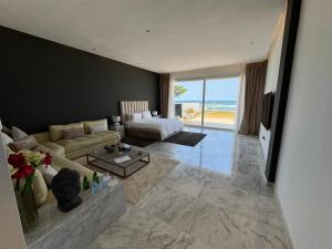 Modern Luxury Beachfront Villa Pool Beach Access