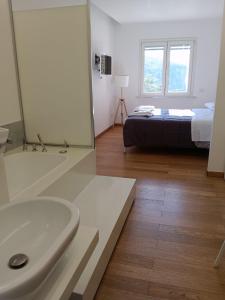 White Stylish Apartment 4
