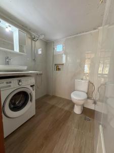 2 Bedroom Apartment -180m Beach -StarlinkWiFi -Balcony