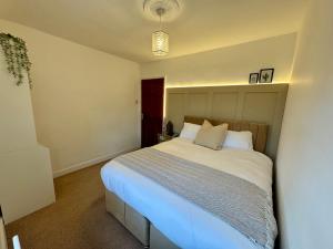 Cosy 4 Bedroom House With Secure Parking