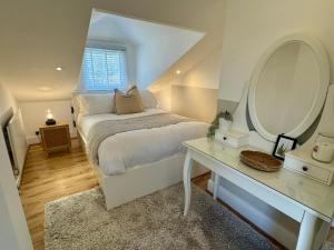 Cosy 4 Bedroom House With Secure Parking