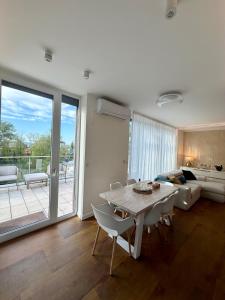 Luxury Penthouse - ROOFTOP JAKUZZI - LAKE BALATON VIEW - BEACH, WELLNESS & SPA
