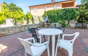 2 Bedroom Cozy Apartment In Medulin