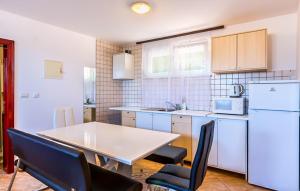 2 Bedroom Cozy Apartment In Medulin