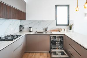 Luxury 2BR at Two Rivers - Pool, Gym, UN Zone