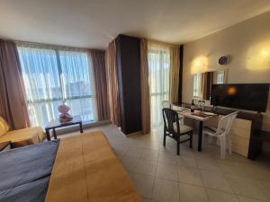 Sea Breeze - First Line Sea View Apartment Golden Sands