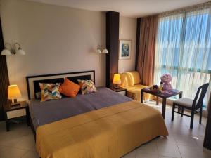 Sea Breeze - First Line Sea View Apartment Golden Sands