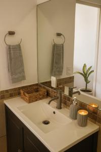 Cozy Rustic Chic Marina Penthouse Walk to Beach