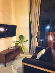 Boho 2 Bedroom Loft with Rooftop access with hot tub