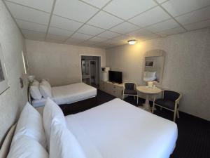 Woodstock Inn & Suites - Restaurant & Pool Exit 188