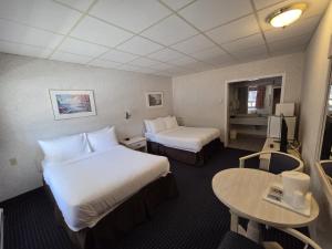 Woodstock Inn & Suites - Restaurant & Pool Exit 188