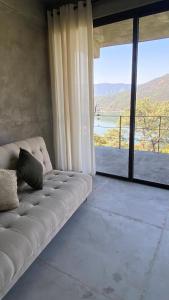 "Modern Loft Spectacular View of Mountain and Lake