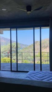 "Modern Loft Spectacular View of Mountain and Lake