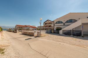 Apartments by the sea Vir - 25042