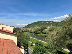 Casa sul fiume Arno vicino a Firenze
