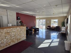 Woodstock Inn & Suites - Restaurant & Pool Exit 188