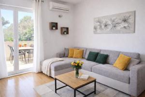 Apartments with parking space Seget Donji, Trogir - 25682