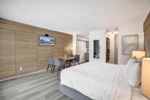 Coastal Living in a King Suite