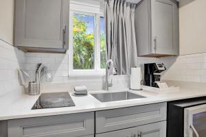 Ocean Blvd Two Double Suite with Kitchenette