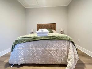 Brooklyn Arts District Renovated 1920s Cottage