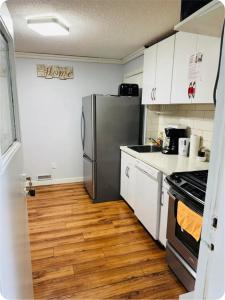 Cozy Room Ensuite Bath & Own Entrance Peaceful Stay