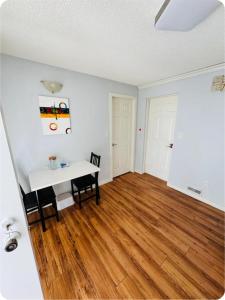 Cozy Room Ensuite Bath & Own Entrance Peaceful Stay
