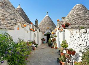3-Level Stone Home with Rooftop Terrace in Martina Franca Historic Center, 2 Min from Cathedral